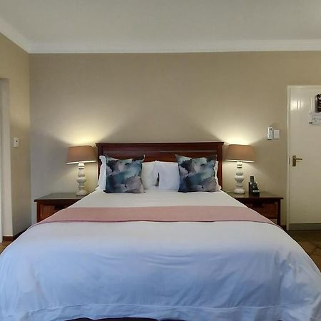 มาตูมี กอล์ฟ ลอดจ์ - เนลสเปรยต์ Hotel Mbombela ภายนอก รูปภาพ