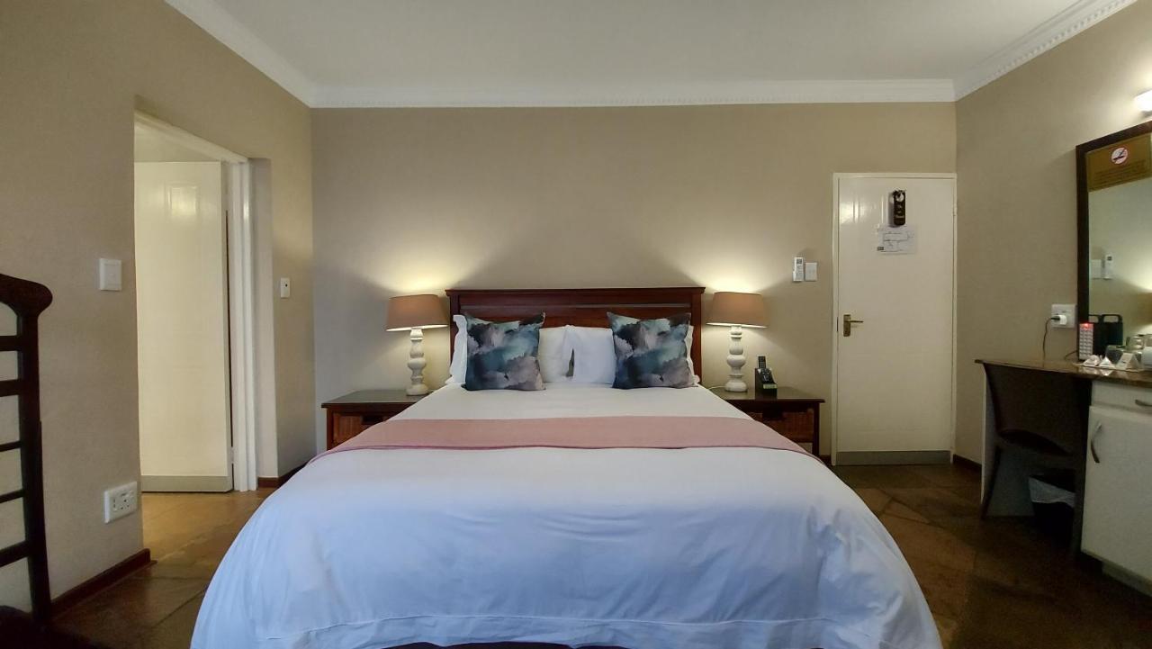 มาตูมี กอล์ฟ ลอดจ์ - เนลสเปรยต์ Hotel Mbombela ภายนอก รูปภาพ