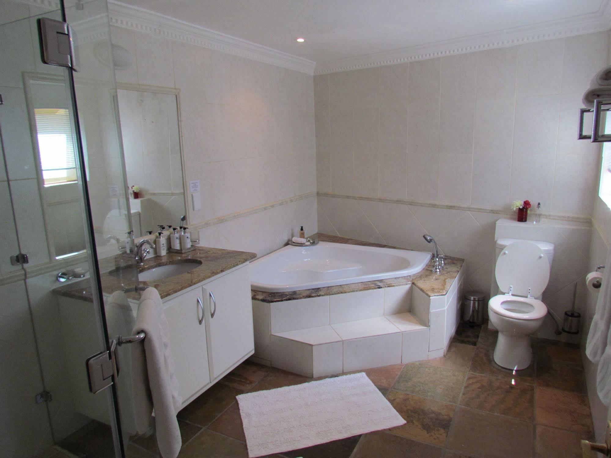 มาตูมี กอล์ฟ ลอดจ์ - เนลสเปรยต์ Hotel Mbombela ภายนอก รูปภาพ