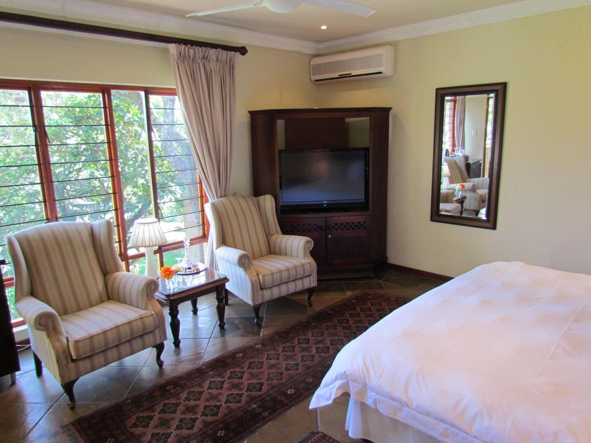 มาตูมี กอล์ฟ ลอดจ์ - เนลสเปรยต์ Hotel Mbombela ภายนอก รูปภาพ